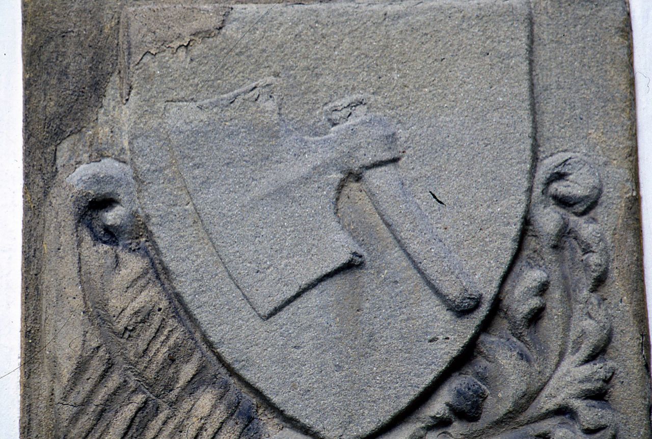 arme dell'Arte dei Maestri di pietra e legnami (rilievo) - bottega fiorentina (seconda metà sec. XIV)