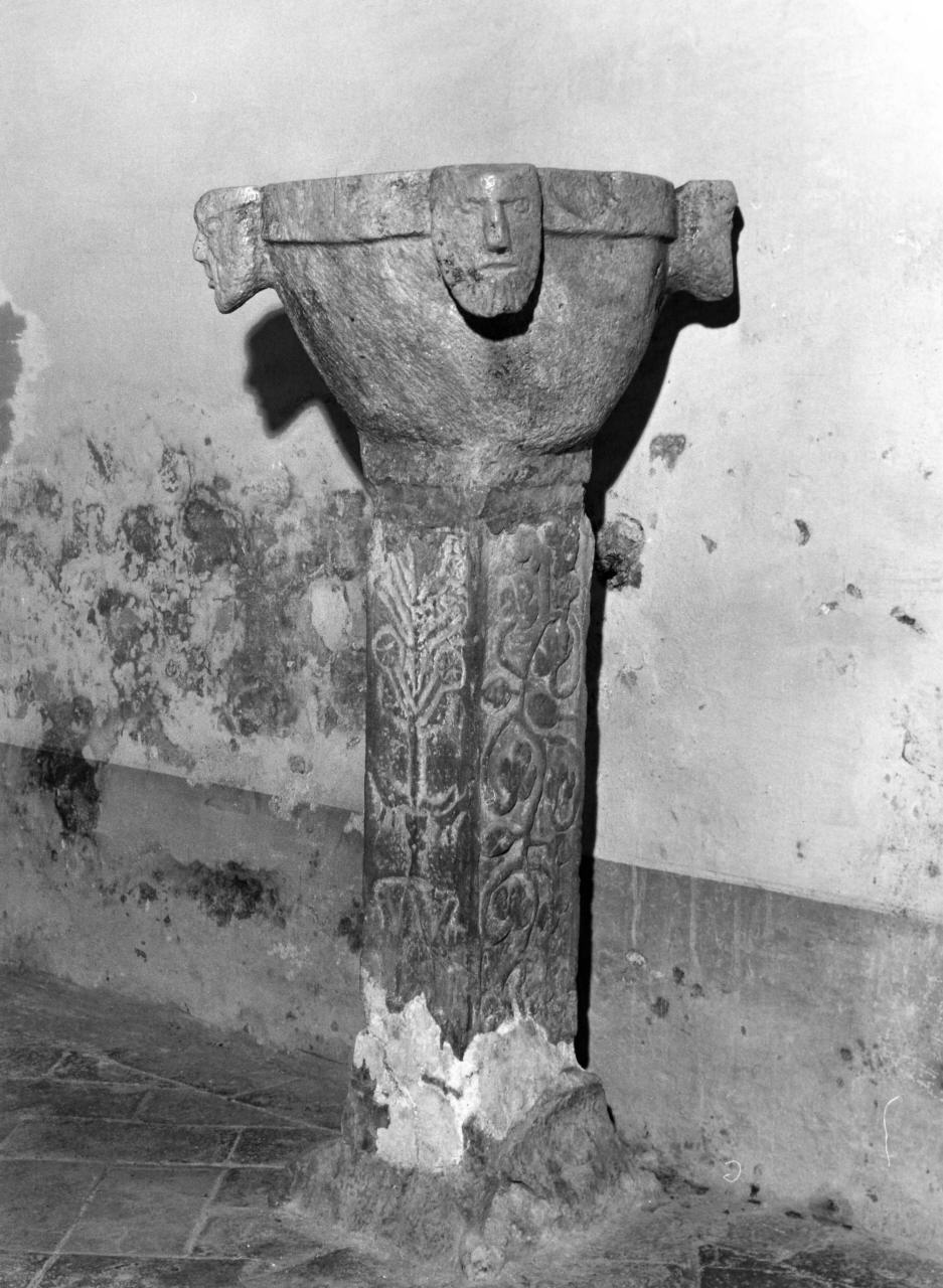 acquasantiera - a fusto - bottega toscana (fine/inizio secc. XIII/ XIV)