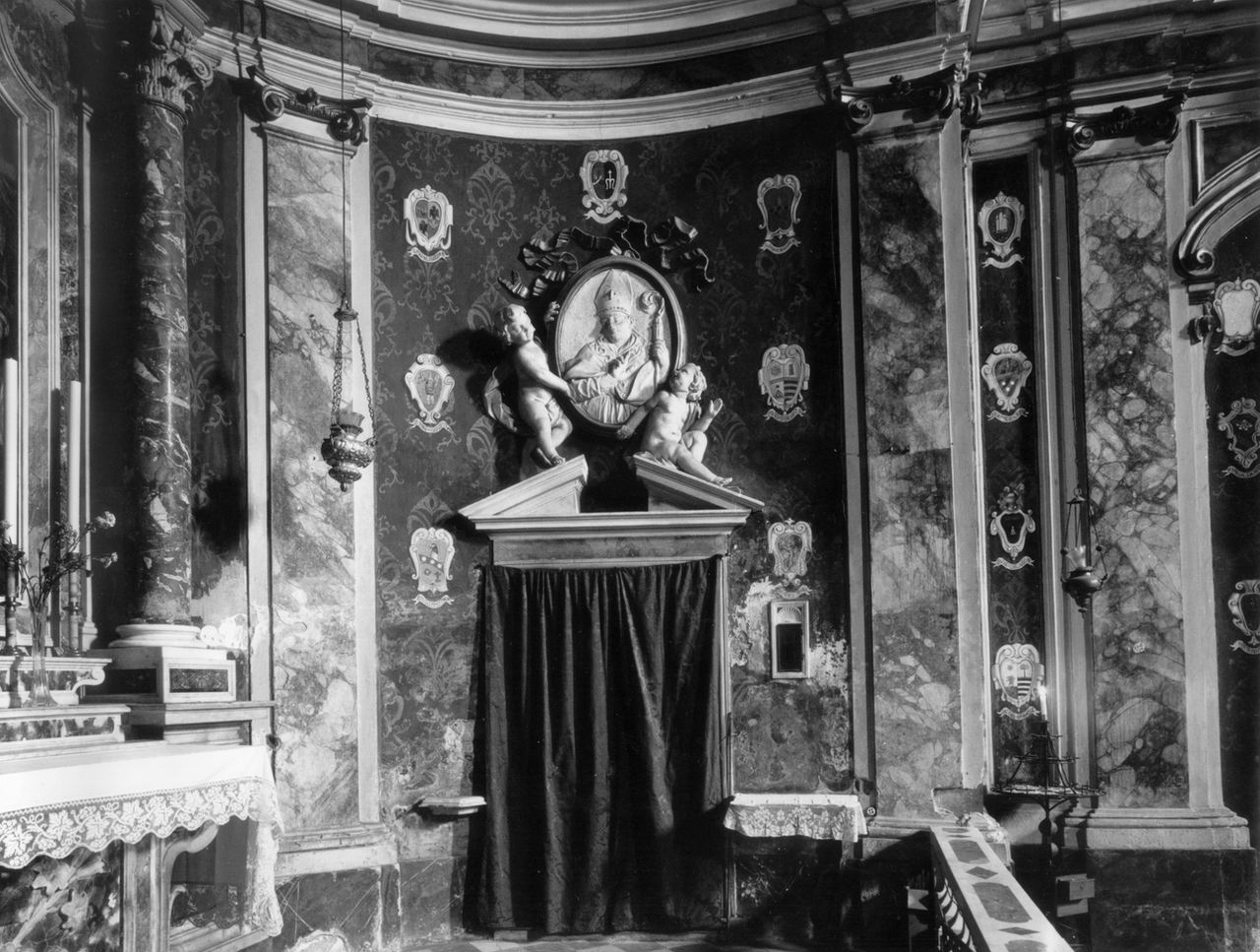 Santo vescovo e angioletti (rilievo) di Ciceri Giovan Battista (sec. XVIII)