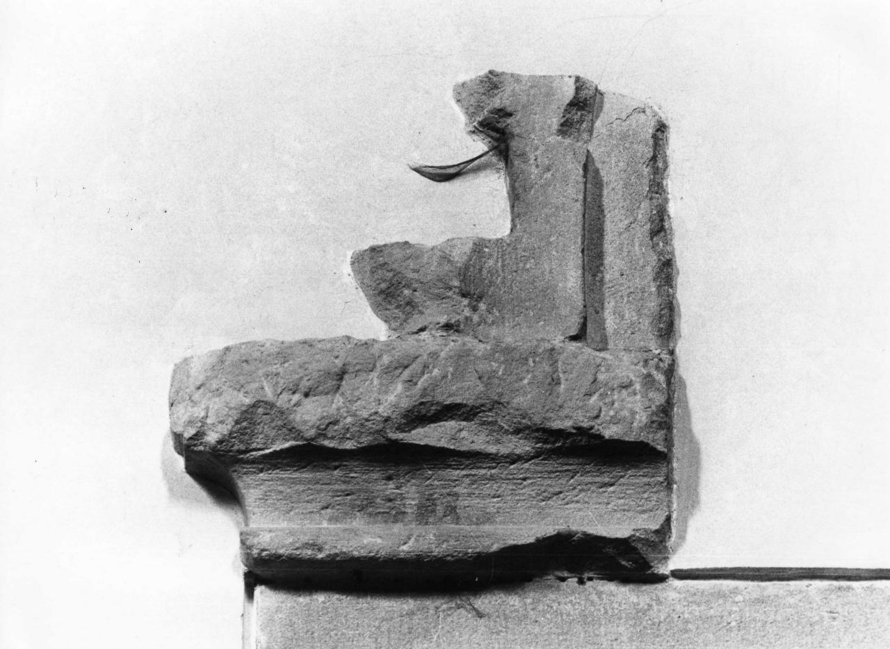 capitello di pilastro, frammento - produzione toscana (sec. XIII)