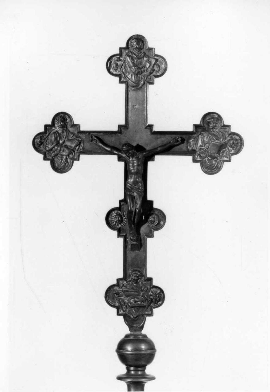 Cristo crocifisso e gli evangelisti (croce d'altare, elemento d'insieme) - produzione toscana (fine/inizio secc. XVI/ XVII)
