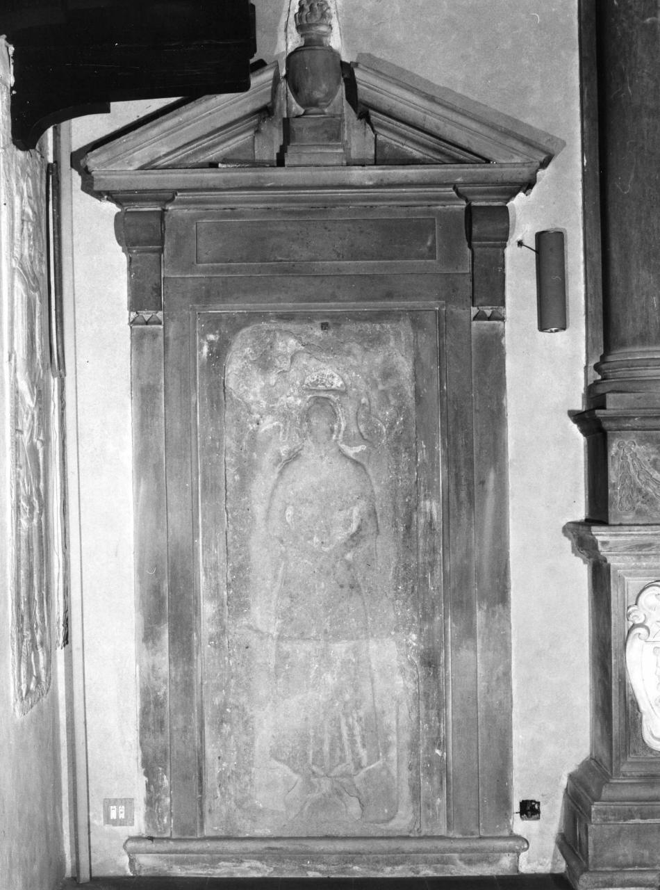 figura femminile (lastra tombale) - bottega toscana (sec. XIV)