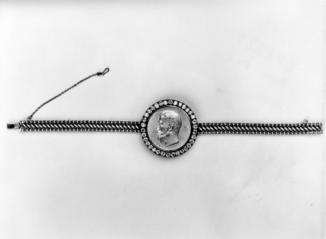 zar Nicola II, ritratto d'uomo di profilo (bracciale) - manifattura russa (ultimo quarto sec. XIX)