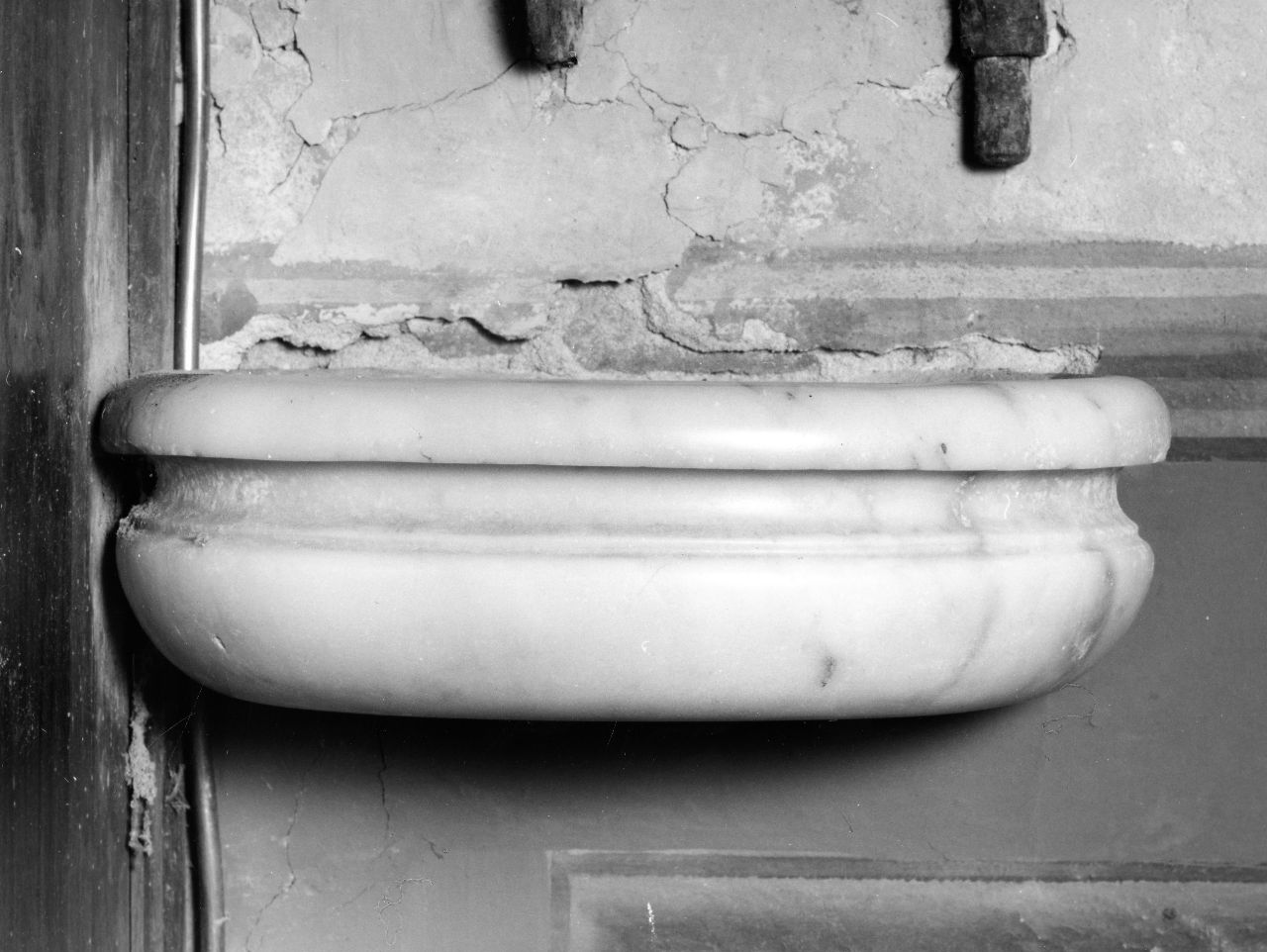 acquasantiera da parete, serie - bottega toscana (prima metà sec. XIX)