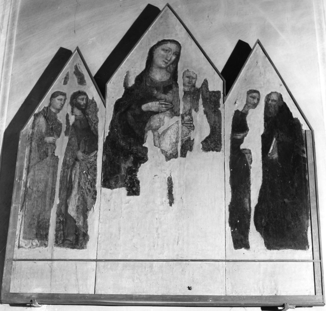 Madonna con Bambino, San Lorenzo, San Pietro (?), San Giovanni Gualberto (?), Sant'Antonio Abate (trittico) di Lorenzo di Bicci (inizio sec. XV)
