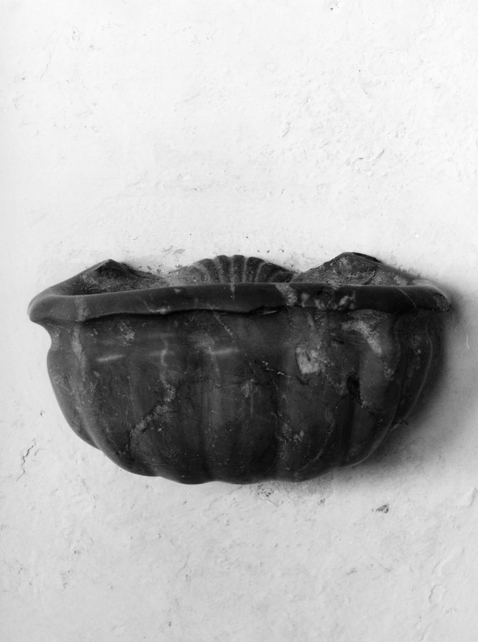 acquasantiera - a conchiglia, serie - bottega toscana (prima metà sec. XVIII)