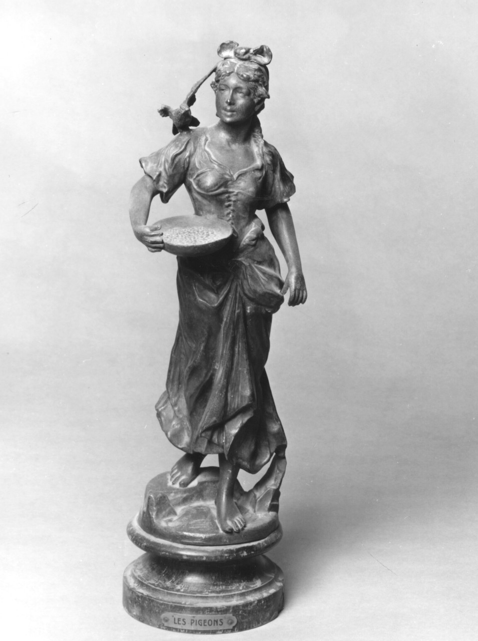 Les Pigeons, figura femminile (scultura) di Moreau Hippolyte François (fine sec. XIX)
