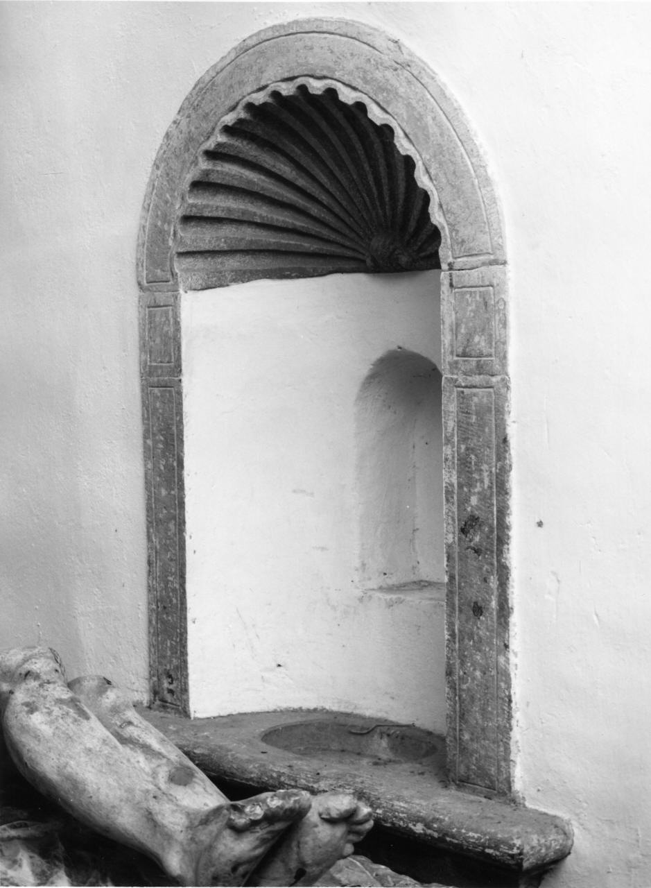 lavabo da sacrestia - produzione toscana (seconda metà sec. XVI)