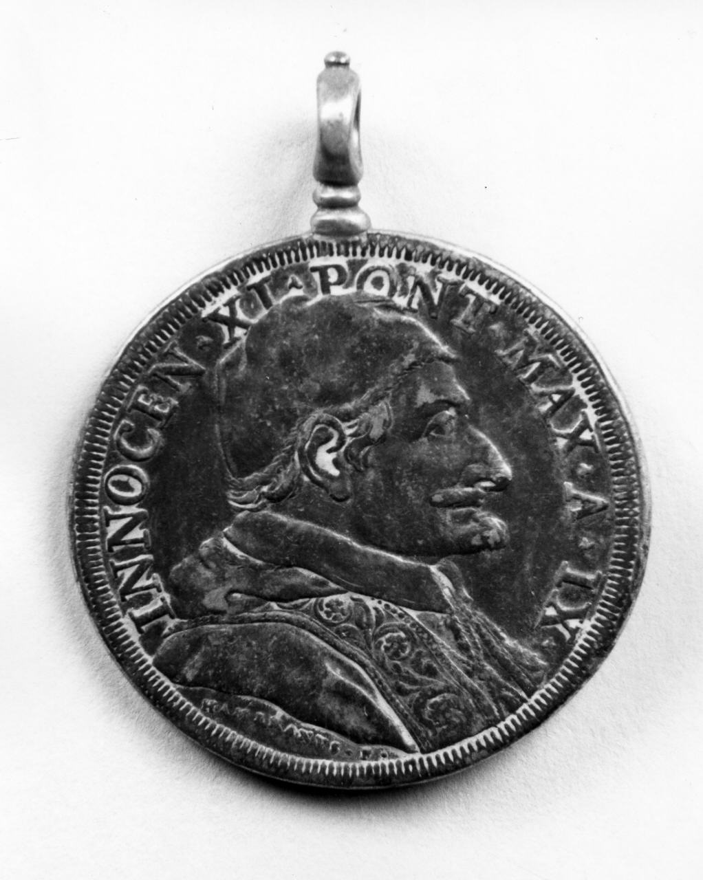 busto ritratto di papa Innocenzo XI (medaglia pontificia) di Hamerani Giovanni Martino (sec. XVII)