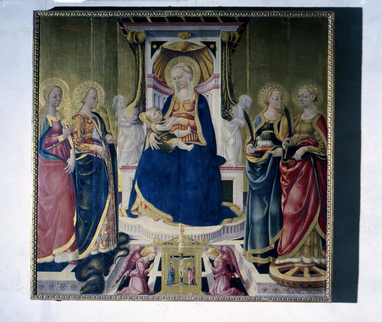 Madonna con Bambino in trono tra sante, crocifissione di Cristo (dipinto) di Neri di Bicci (seconda metà sec. XV)