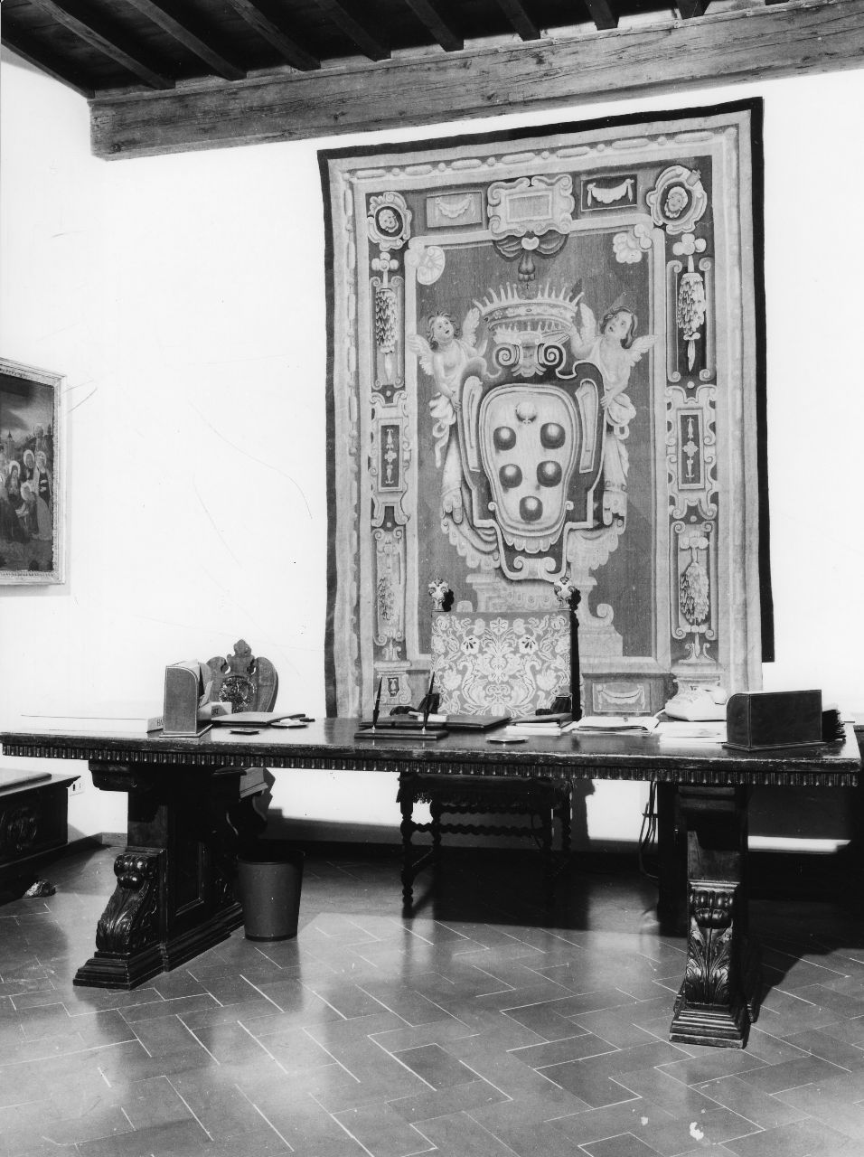 arme medicea sormontata da corona ducale e sorretta da due putti (arazzo) - manifattura arazzeria medicea (fine/inizio secc. XVI/ XVII)