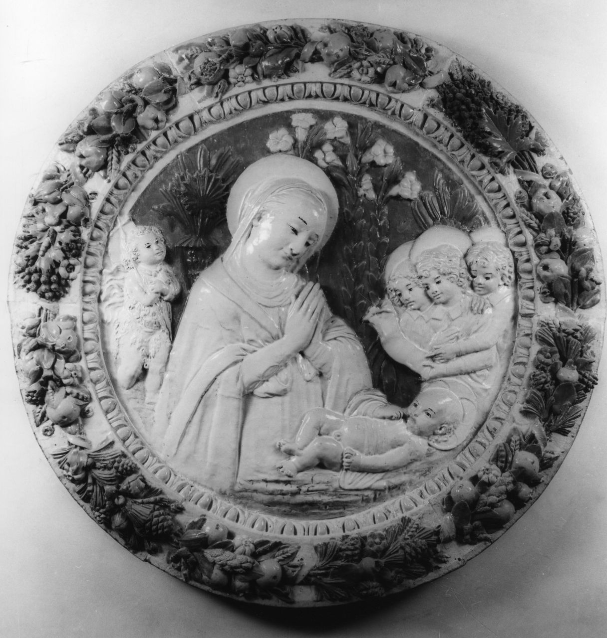 Madonna in adorazione del Bambino, San Giovanni Battista bambino e angeli (rilievo) di Della Robbia Giovanni (cerchia) (sec. XVI)