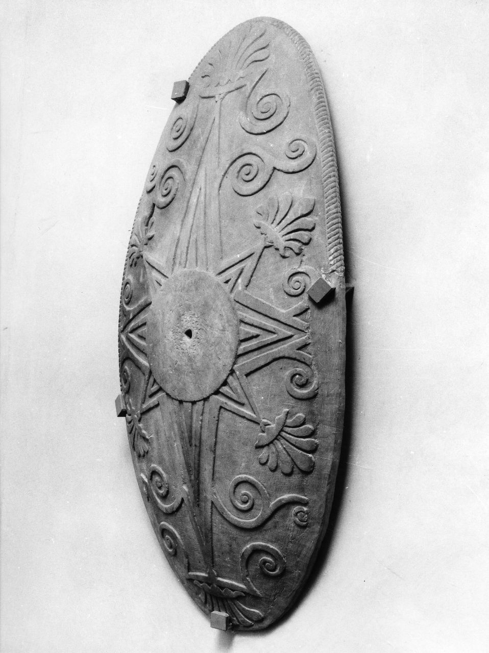 scudo decorato a motivi geometrici e vegetali (rilievo) - bottega toscana (sec. XVI)