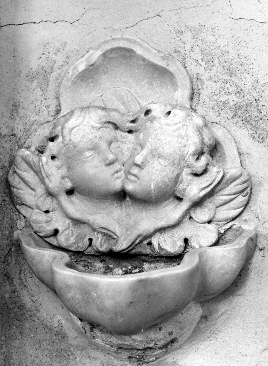 acquasantiera - a conchiglia - produzione pistoiese (sec. XVII)