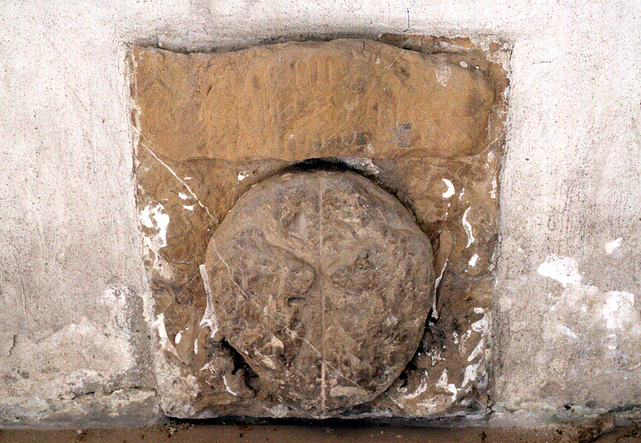 stemma gentilizio della famiglia d'Aringo (lapide tombale) - produzione toscana (sec. XVI)
