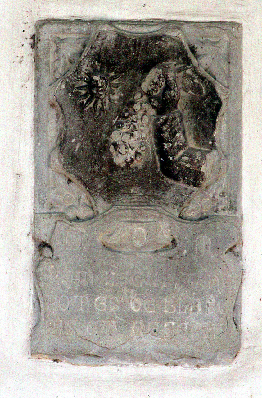 stemma gentilizio della famiglia Biagioni (?) (lapide tombale) - produzione toscana (sec. XV)