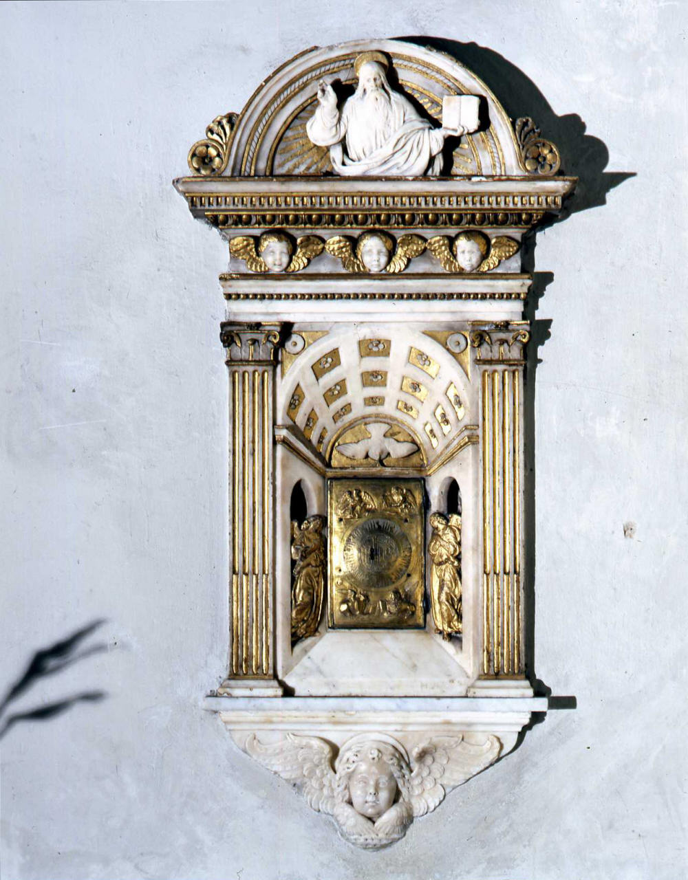 Dio Padre benedicente, cherubini (tabernacolo murale) di Benedetto da Maiano (sec. XV)