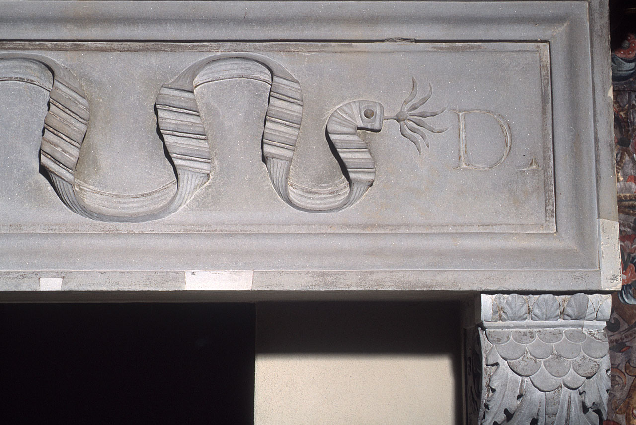 stemma gentilizio, decorazione vegetale (mostra di camino) - manifattura toscana (sec. XVI)