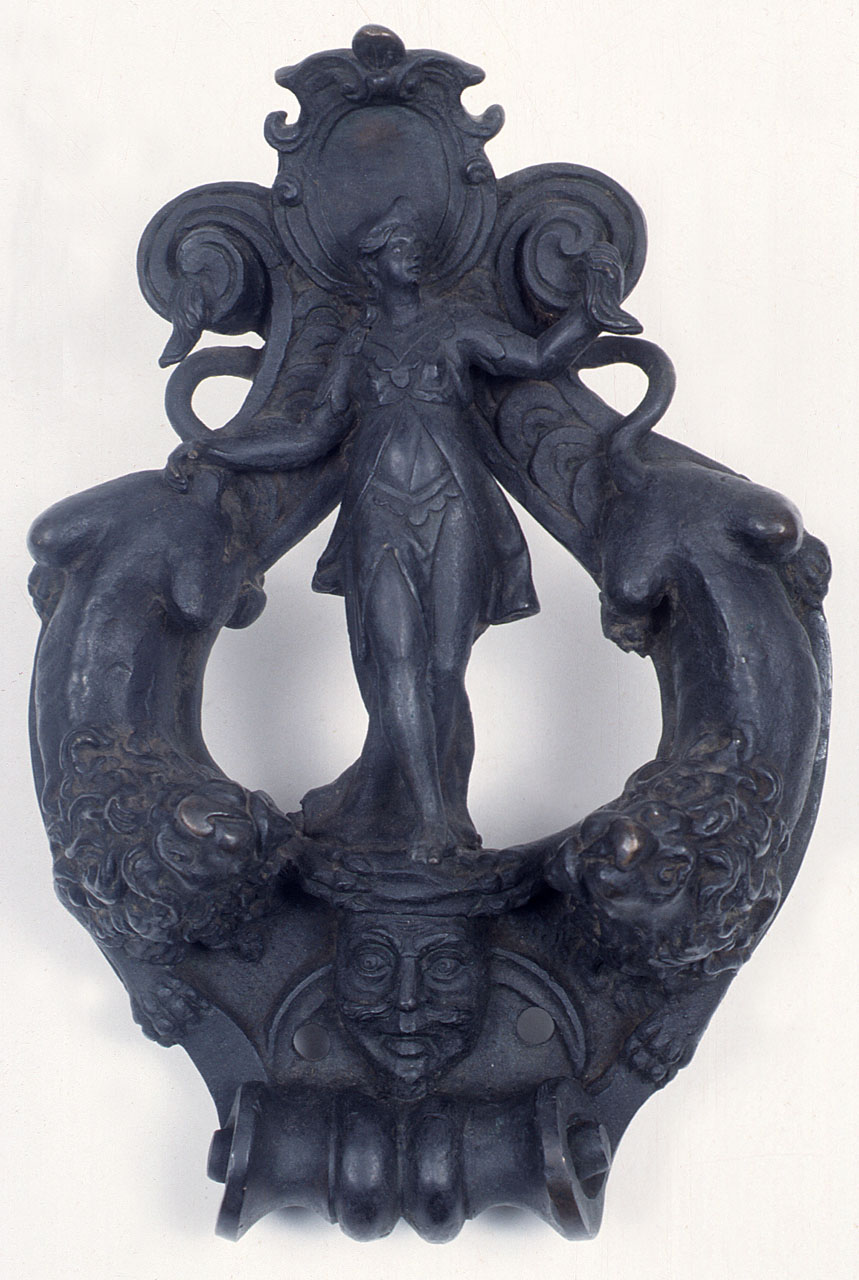 figura femminile, leoni (battente) - bottega veneta (sec. XVI)