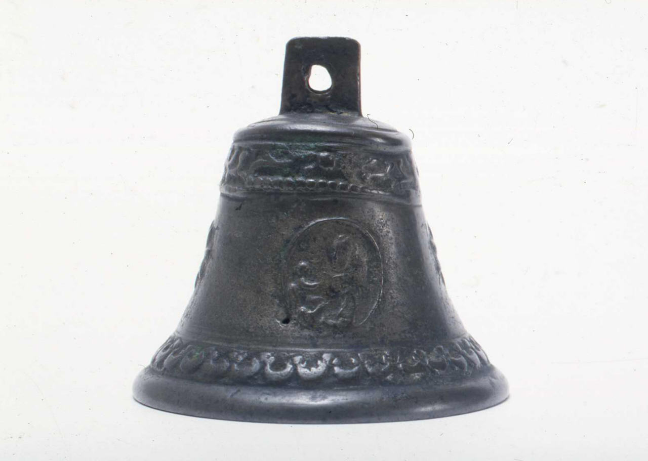 Cristo crocifisso, decorazione vegetale (campanello) - bottega italiana (fine/inizio secc. XVI/ XVII)