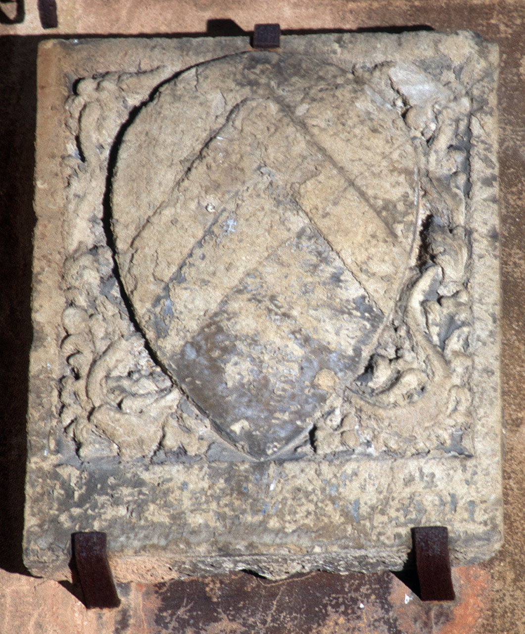 stemma gentilizio della famiglia Pinesi (?) (rilievo) - produzione italiana (primo quarto sec. XVII)