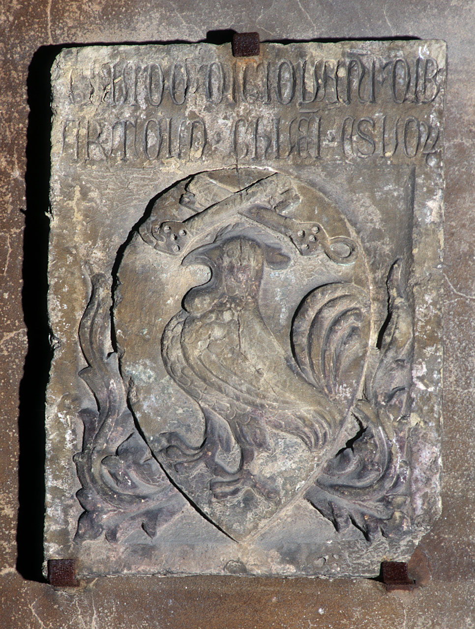 stemma gentilizio della famiglia Guzzi (?) (lapide tombale) - ambito italiano (sec. XIV)