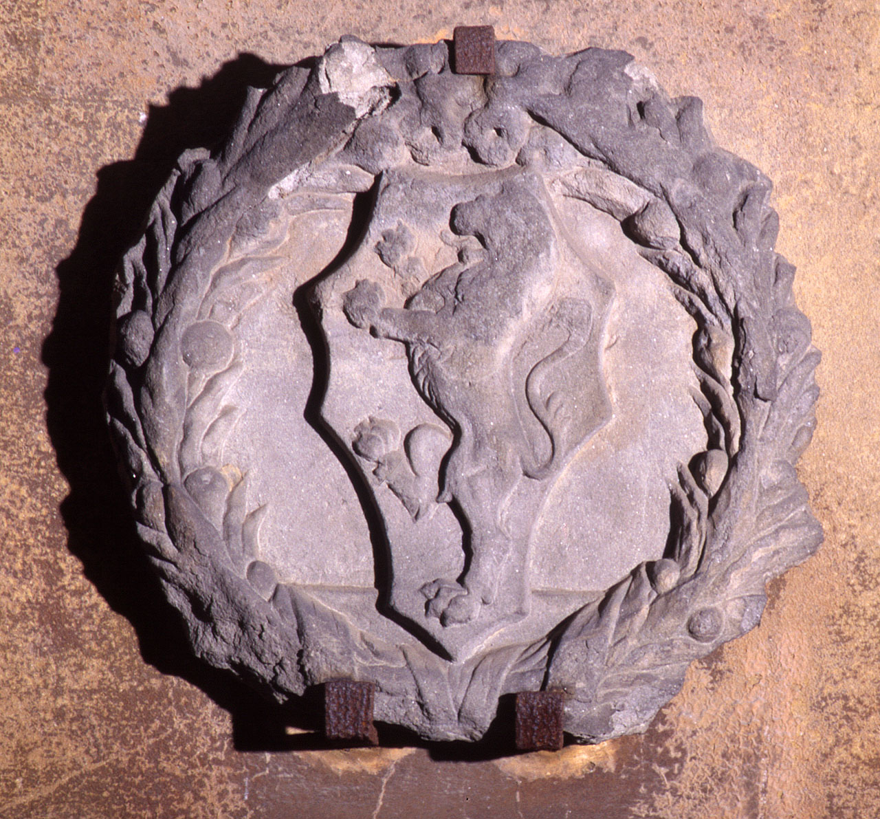 stemma gentilizio (rilievo) - produzione italiana (secc. XV/ XVI)