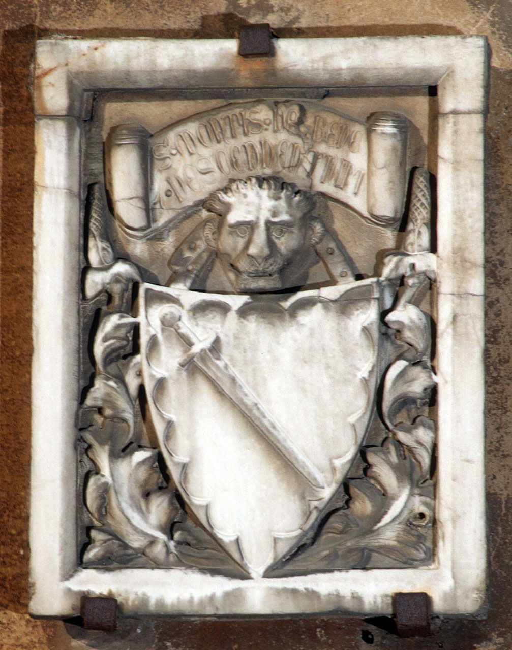 stemma gentilizio della famiglia Del Bene (lapide tombale) - produzione italiana (sec. XIV)