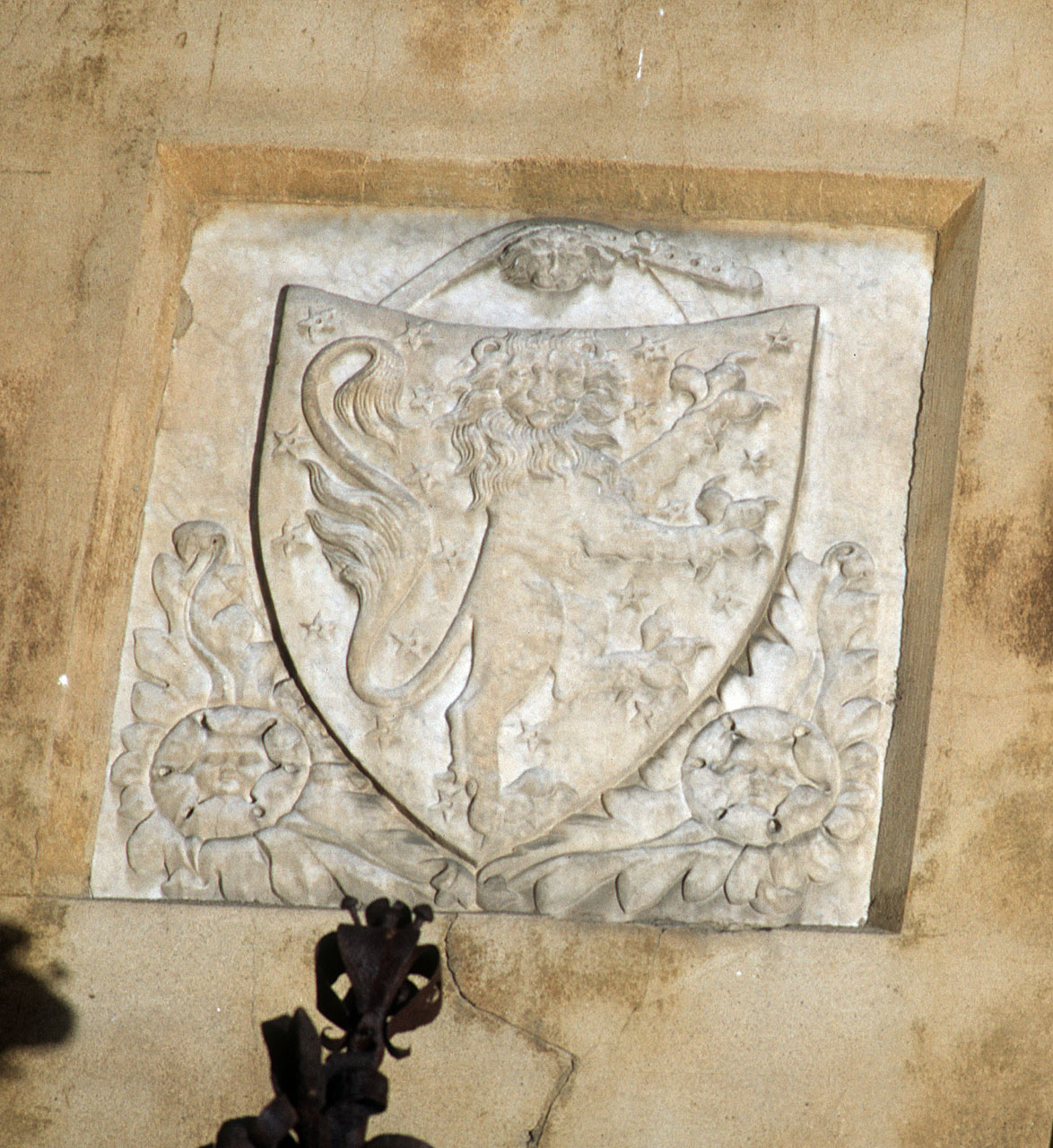 stemma gentilizio della famiglia Arnolfi (rilievo) - produzione italiana (sec. XIV)