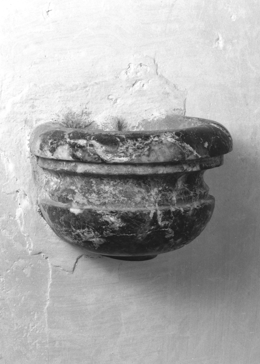 acquasantiera da parete - manifattura toscana (primo quarto sec. XX)