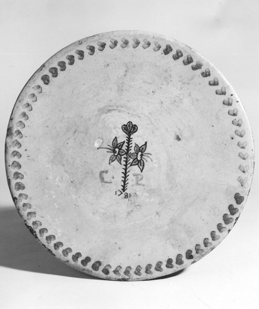 motivo decorativo floreale (piatto) - manifattura toscana (sec. XVIII)