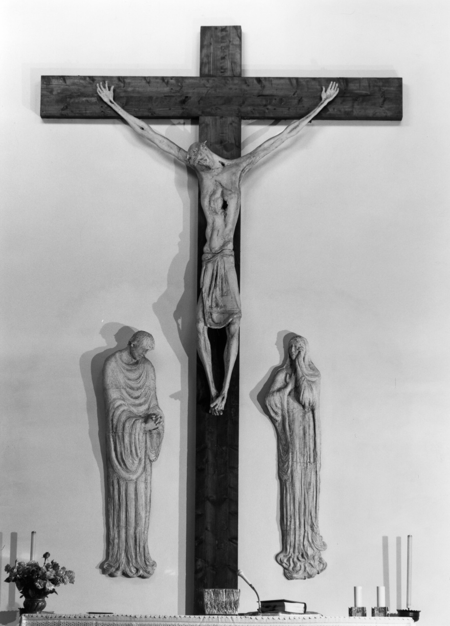 crocifissione di Cristo con la Madonna e San Giovanni Evangelista (gruppo scultoreo) di Duprè Amalia (sec. XX)