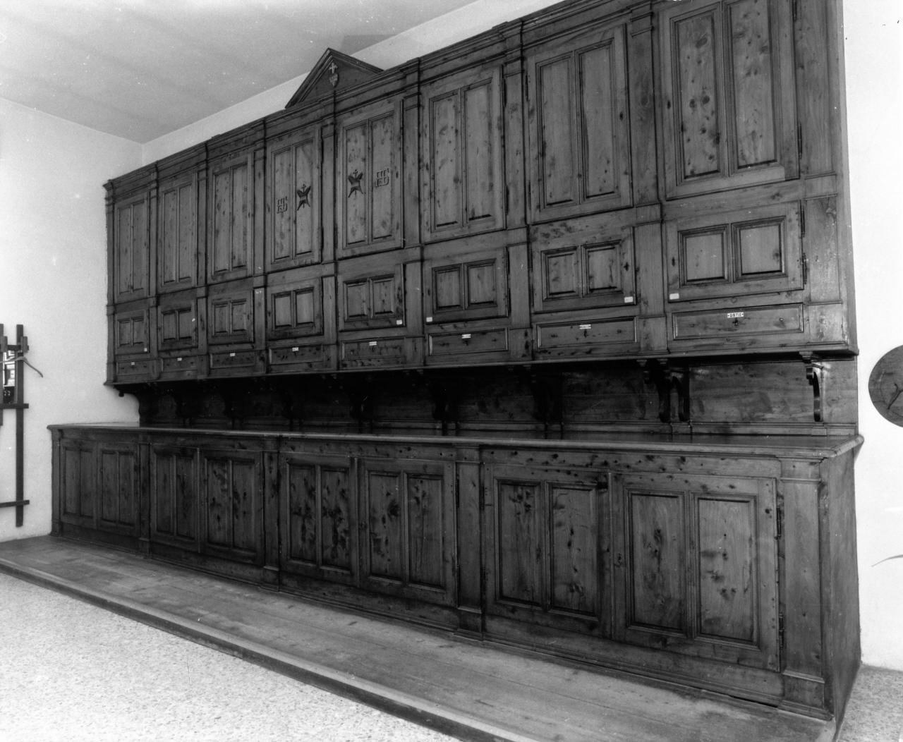 mobile da sacrestia con alzata - produzione toscana (sec. XIX)