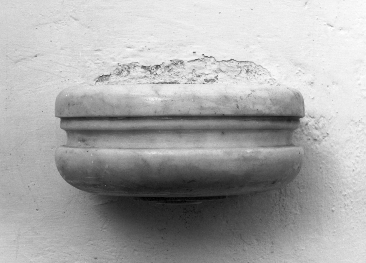acquasantiera da parete - produzione toscana (ultimo quarto sec. XIX)