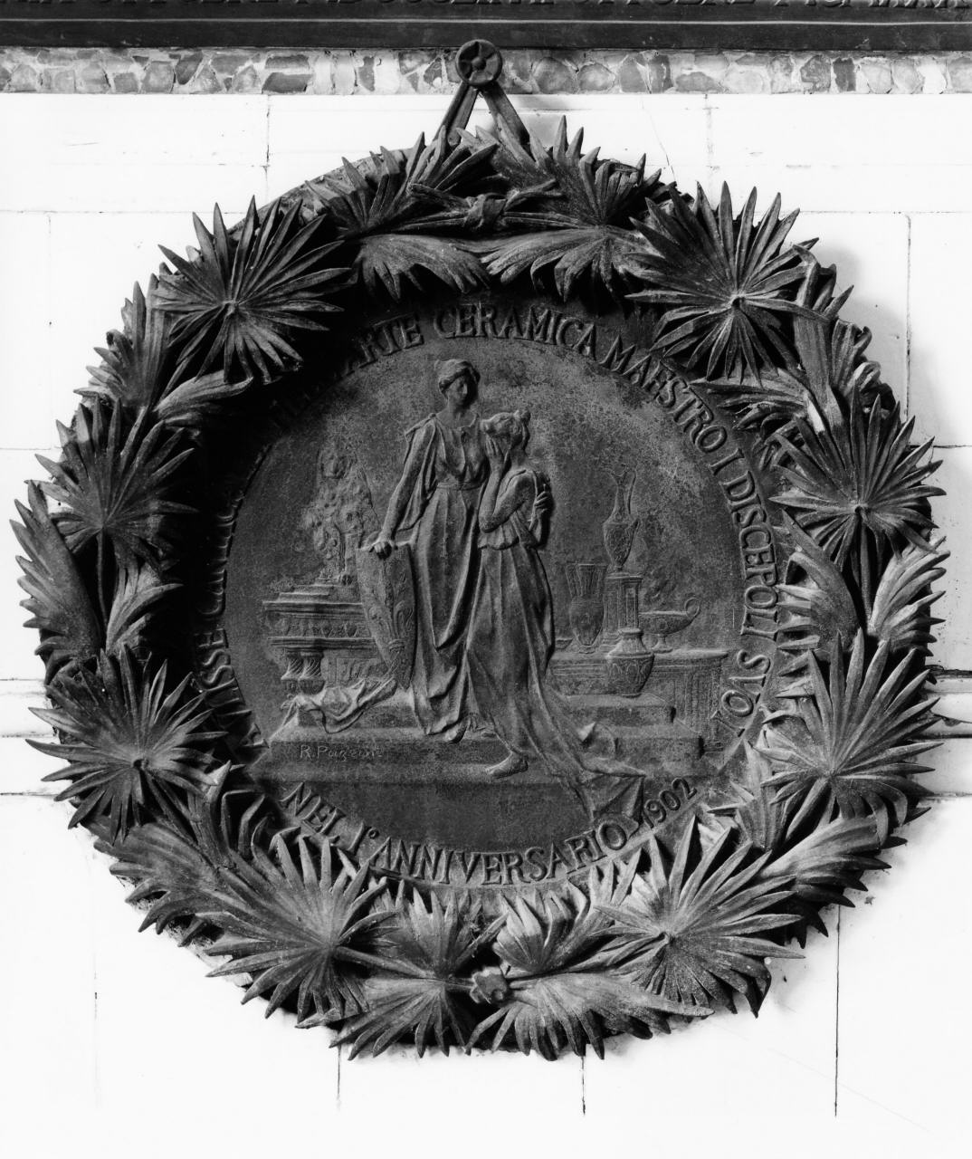 allegoria di Firenze che consola l'Arte ceramica (medaglione ornamentale) di Pazzini Romeo (sec. XX)