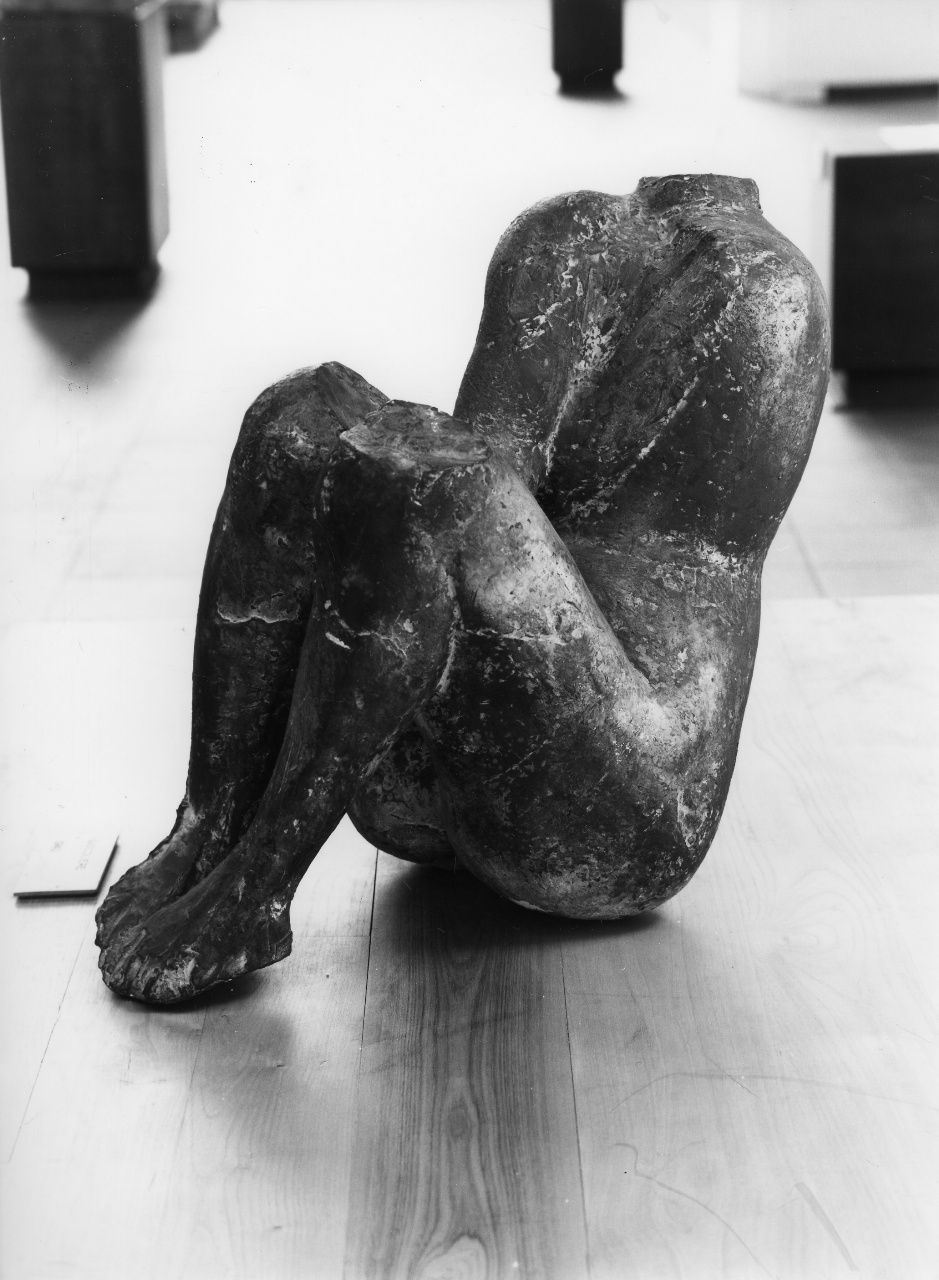 Giocoliere, figura maschile seduta (scultura) di Marini Marino (sec. XX)