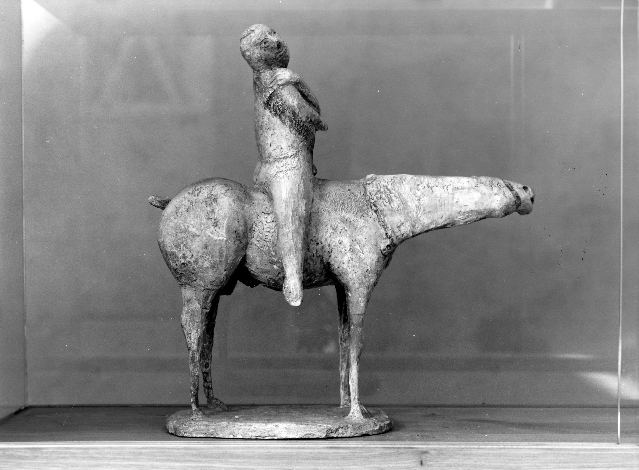piccolo cavaliere, cavaliere con le braccia strette al petto (scultura) di Marini Marino (sec. XX)