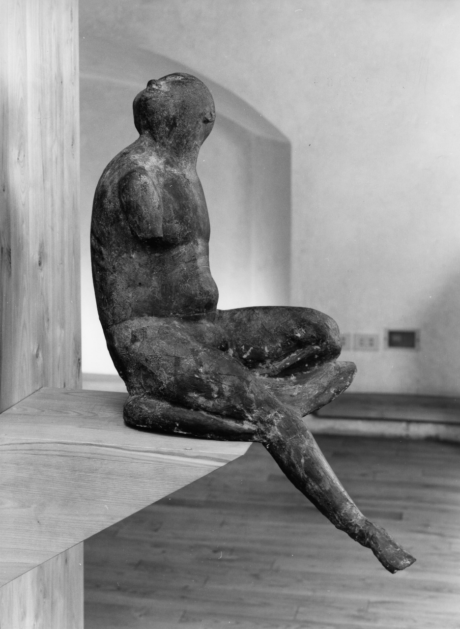 giiocoliere, uomo in calzamaglia d'arlecchino, seduto e con la gamba sinistra raccolta sotto il corpo (scultura) di Marini Marino (sec. XX)