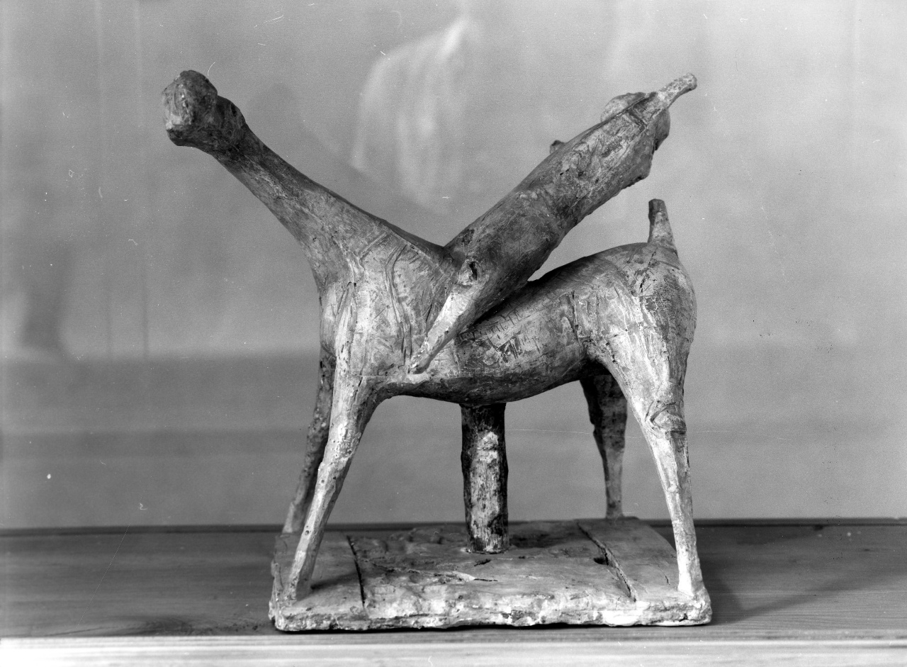 Cavaliere, cavaliere in arcione col le braccia e le gambe divaricate (scultura) di Marini Marino (sec. XX)