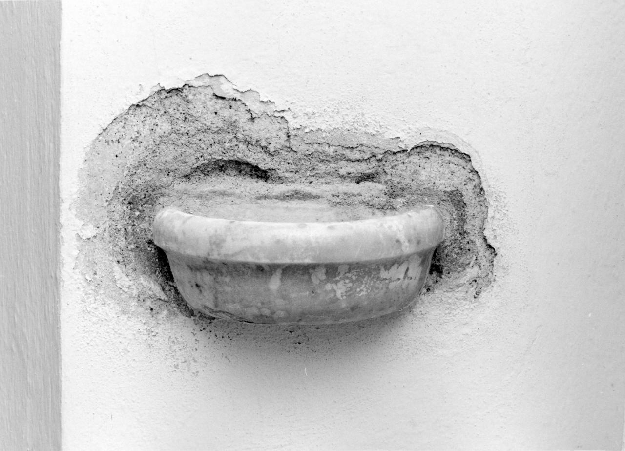 acquasantiera da parete - produzione toscana (secondo quarto sec. XX)