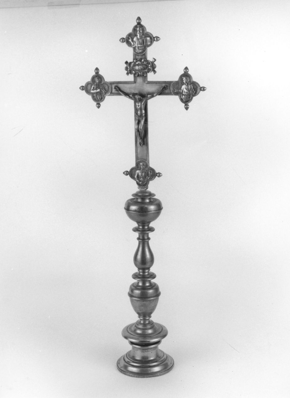 Cristo crocifisso con la Madonna, Santa Maria Maddalena, San Giovanni Evangelista (croce d'altare) - bottega fiorentina (sec. XVII)