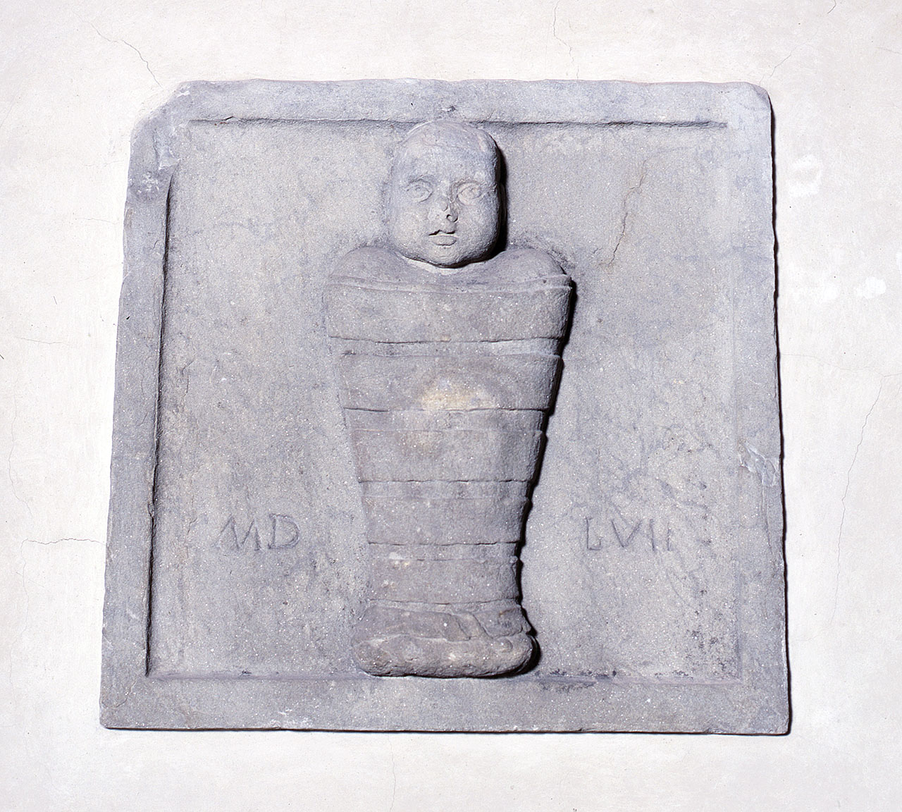 stemma dell'ospedale degli Innocenti (rilievo) - bottega fiorentina (terzo quarto sec. XVI)
