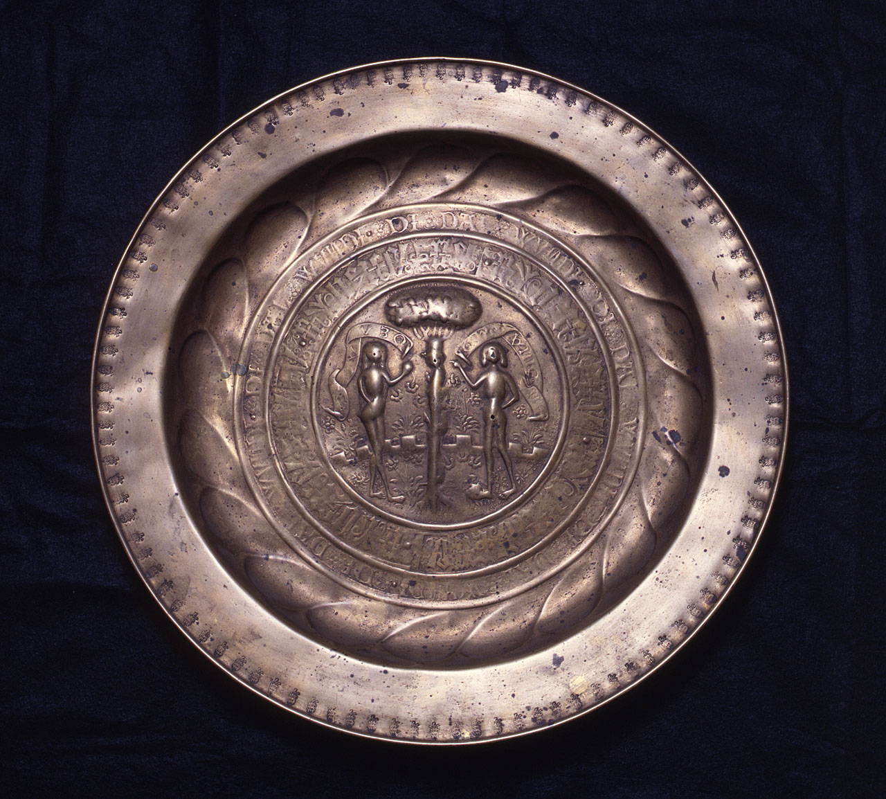 tentazione e caduta di Adamo e Eva (piatto per elemosine) - bottega mosana (prima metà sec. XVI)