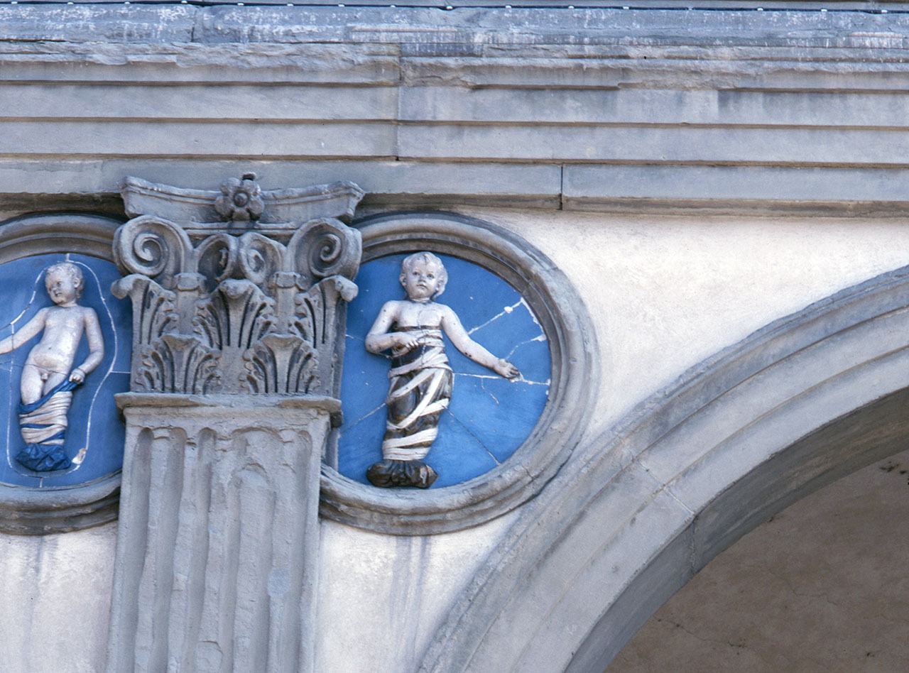 stemma gentilizio dell'Ospedale degli Innocenti (rilievo) di Della Robbia Andrea (attribuito) (sec. XV)