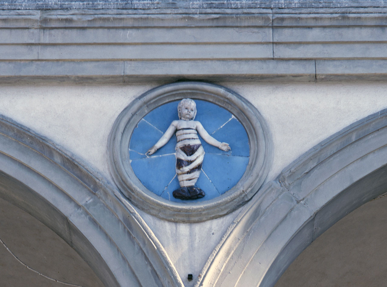 stemma gentilizio dell'Ospedale degli Innocenti (rilievo) di Della Robbia Andrea (attribuito) (sec. XV)