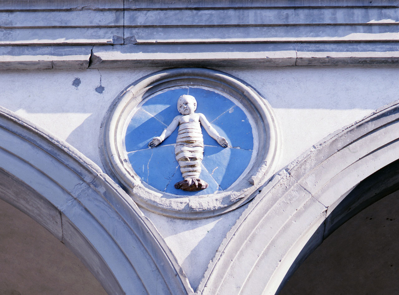 stemma gentilizio dell'Ospedale degli Innocenti (rilievo) di Della Robbia Andrea (attribuito) (sec. XV)