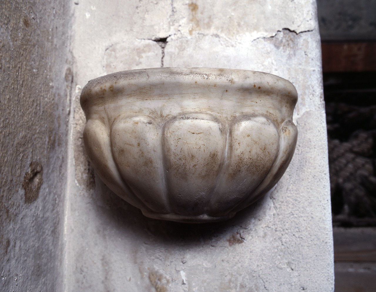 acquasantiera da parete - bottega fiorentina (sec. XVI)