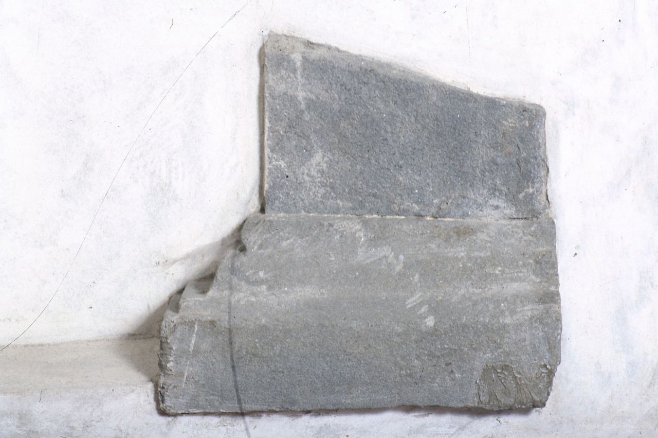 base di pilastro, frammento - bottega fiorentina (secc. XIV/ XV)