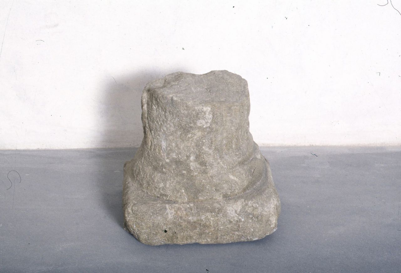 base di colonna, frammento - bottega fiorentina (prima metà sec. XV)