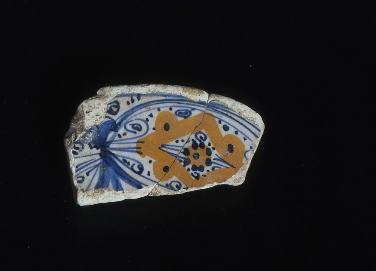motivo decorativo floreale (piatto, frammento) - manifattura fiorentina (sec. XVI)